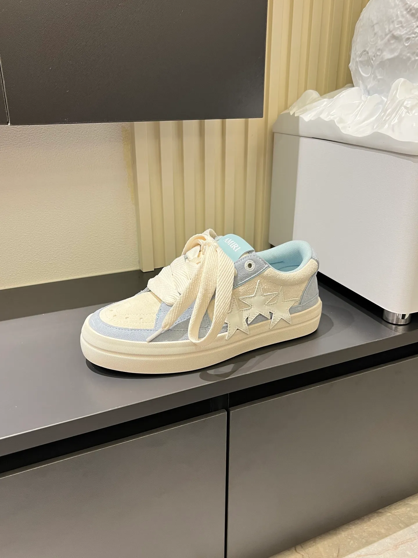 Men's shoes 💰p560 "AMIR*" new men's low-top casual sports sneakers bone shoes, another pair of irresistible bone shoes. Bone shoes are one of AMIRI's most popular items. Made of first-layer cowhide upper. The side bones are made of two cowhide laminations. It has a three-dimensional effect. The leather incisions are all oil-edged. Contrast color design. Simple style. Fashionable sports. Customized metal LOGO nameplate embellished with laces. Exclusive top-quality version. Supports contrast. Breathable mesh lining. The original rubber outsole is a must-have item for daily leisure. It is suitable for various occasions. If you pursue high quality, check it out. It is super cool on the feet and comes with a full set of original packaging! Size: 39-45!